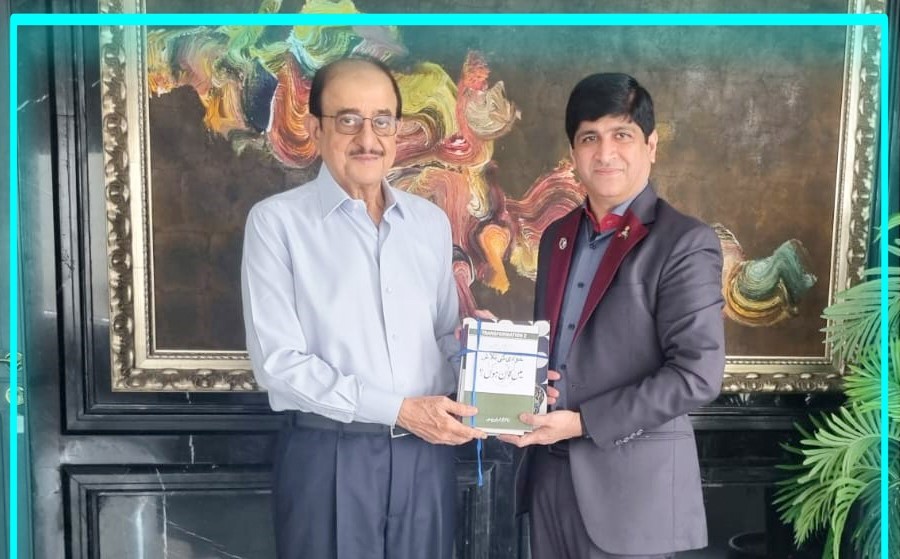 Dr. Imran Yousuf presents his latest publications to Jahangir Siddiqui